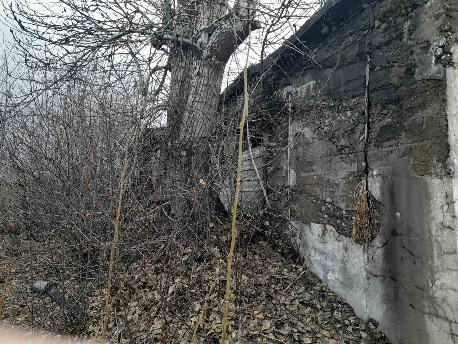 Комплекс имущества, Местоположение: Республика Тыва, Каа-Хемский район, с. Сарыг-Сеп, ул. Енисейская, дом 174а (д. 174): 1. Земельный участок Пл. 176 +/- 5 кв. м.; 2. Здание (Гараж) Пл. 137.5 кв.м.