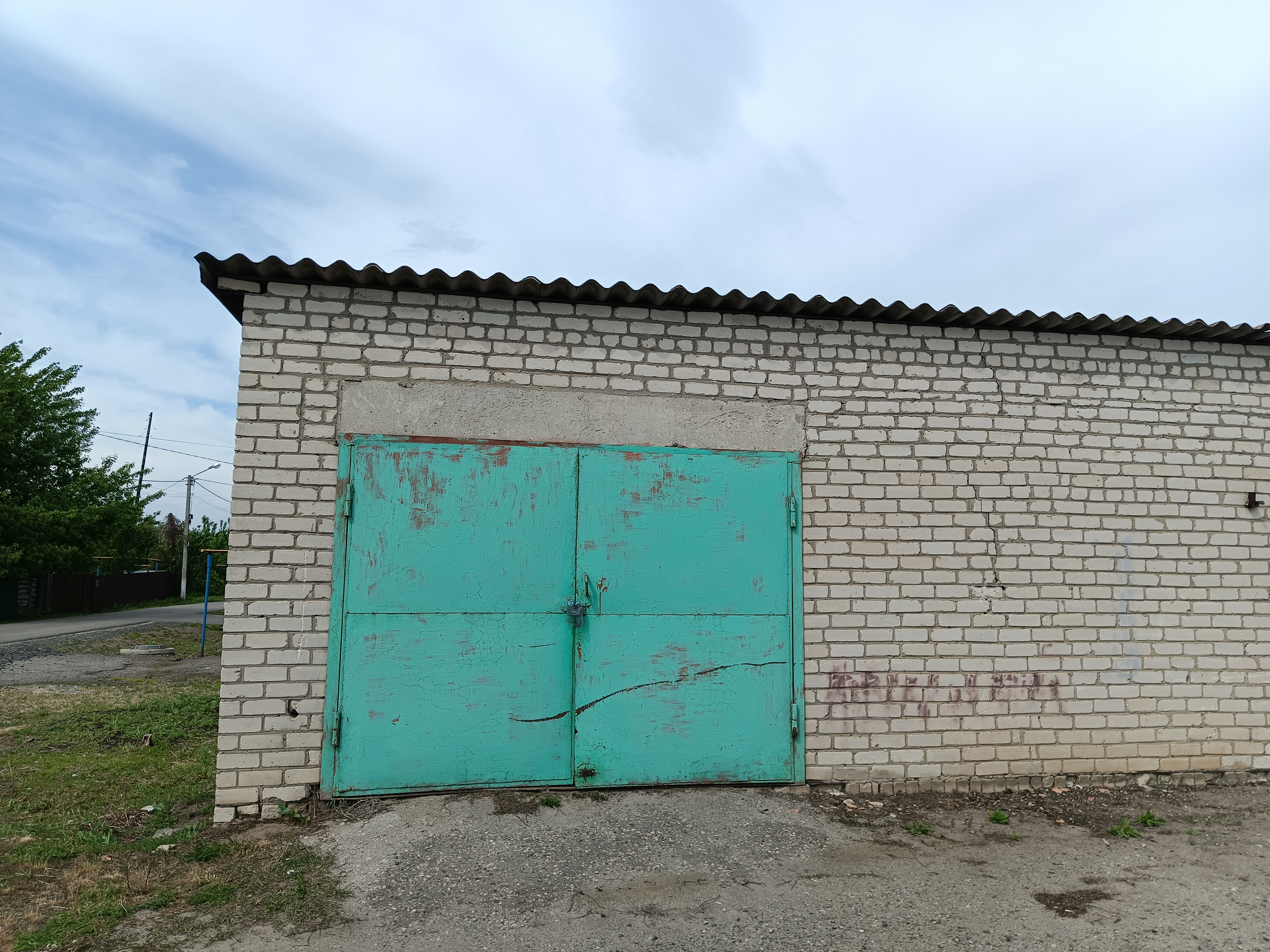 Комплекс имущества, расположенного: Белгородская область, р-н Красненский, с. Красное, ул. Квартирная, строение 14: 1. Земельный участок Пл. 68 +/- 3 кв. м.; 2. Здание (Здание гаража) Пл. 29.1 кв.м.