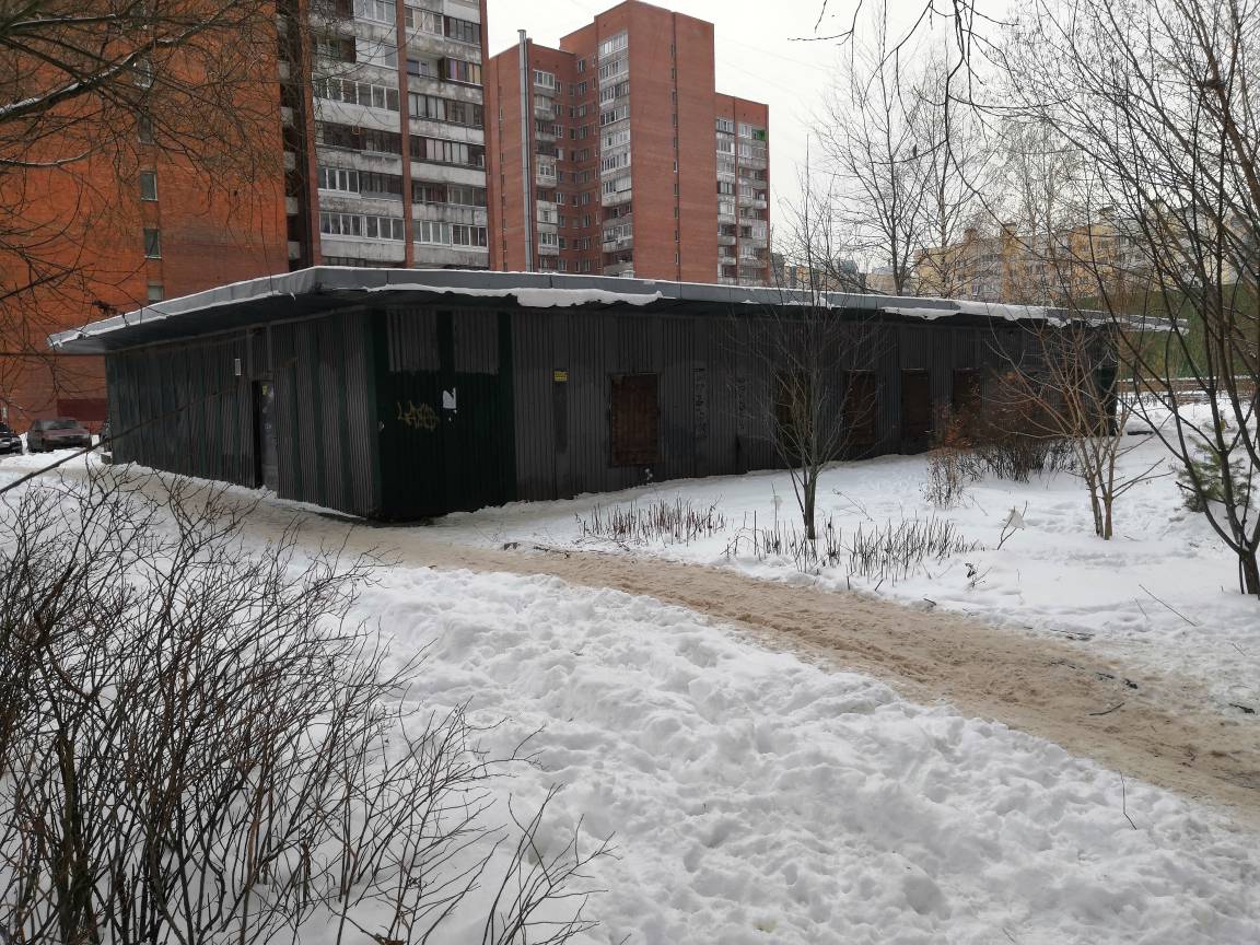 Комплекс имущества, расположенный: г.Санкт-Петербург, проспект Ударников, дом 40, корпус 2, литера: 1. сборный павильон "Ладога", пл. 341.8 кв.м.; 2. Земельный участок 0,0398 га
