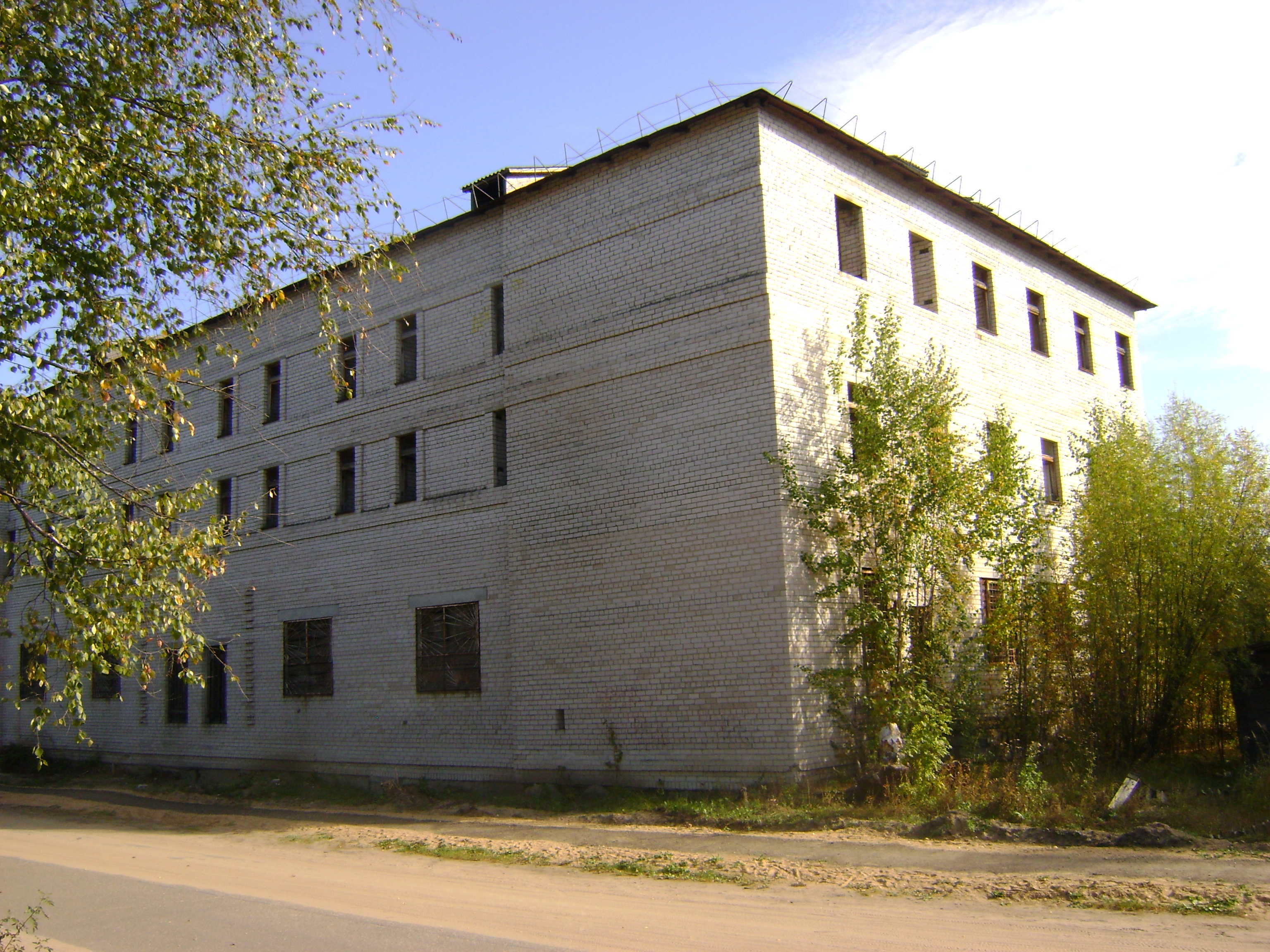 Комплекс имущества, расположенный: Российская Федерация, Архангельская область, муниципальный округ Шенкурский, город Шенкурск, улица Мира, дом 8: 1. Объект незавершенного строительства, пл. 2023.6 кв. м.; 2. Земельный участок, пл. 0.4197 га