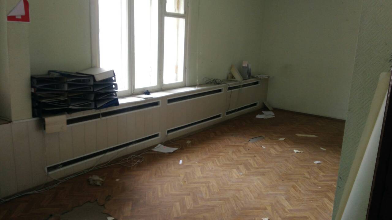Нежилое здание и земельный участок, расположенные по адресу: Саратовская область, г. Аткарск, ул. Советская, д. 69.
