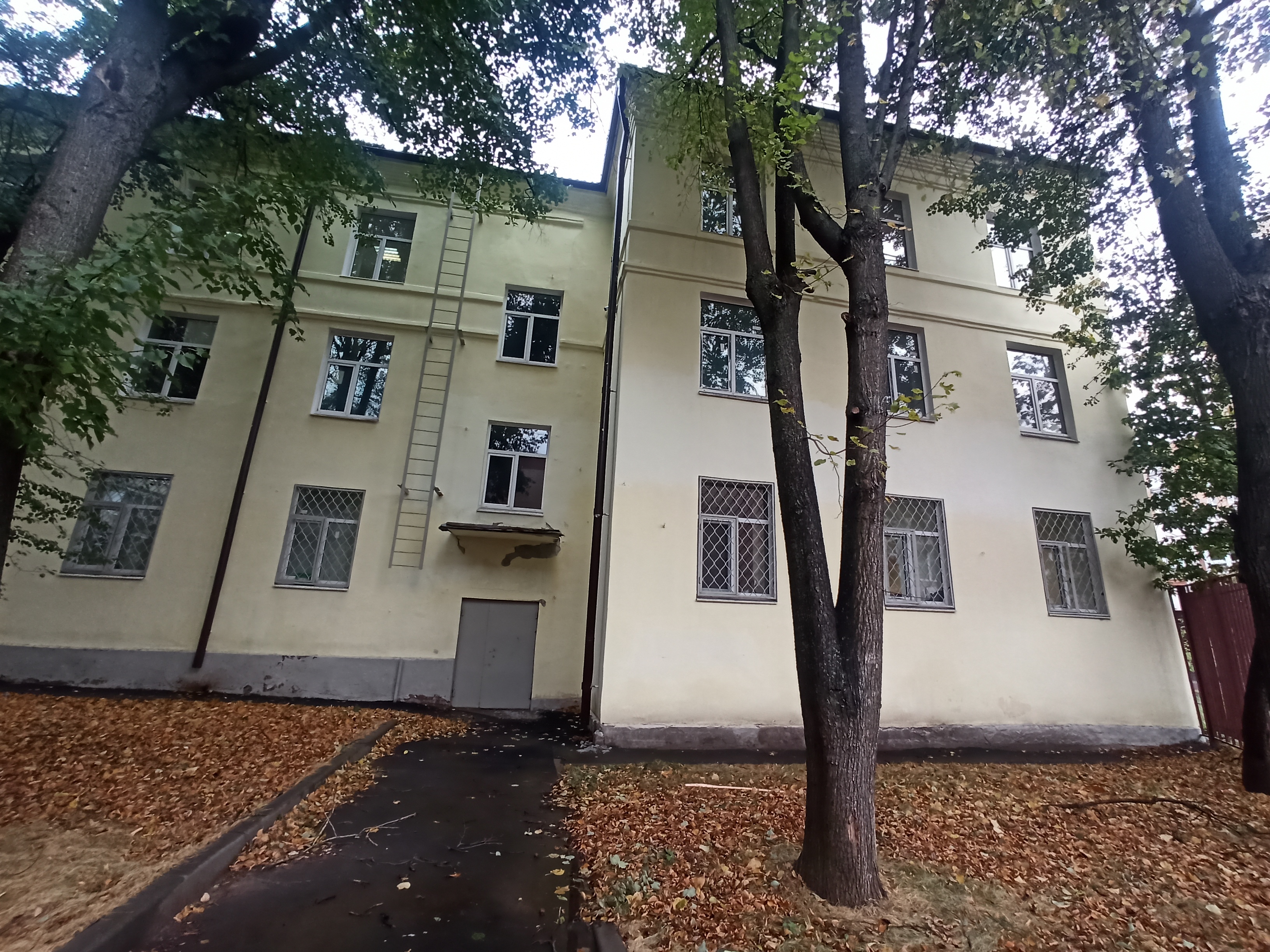 Комплекс имущества, расположенного: г Москва, ул 8-я Парковая, вл 11А, стр 1: 1. Земельный участок пл. 700 +/- 9 кв. м.; 2. Здание пл. 1795 кв.м.