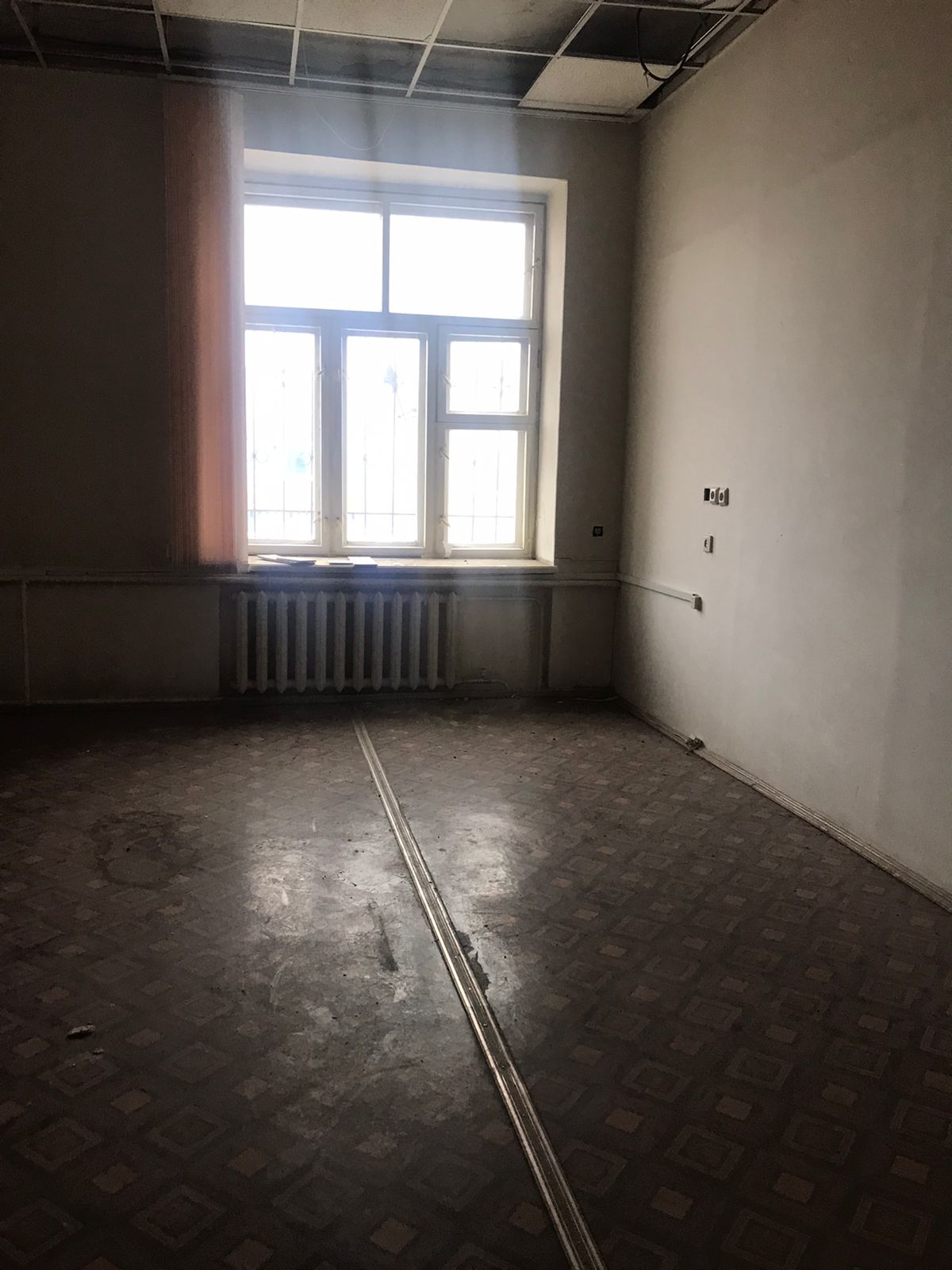 Встроенное нежилое помещение № 4 Пл. 275.8 кв. м. Адрес: Оренбургская область, г Орск, ул К.Маркса/ул.Советская, д 2/74